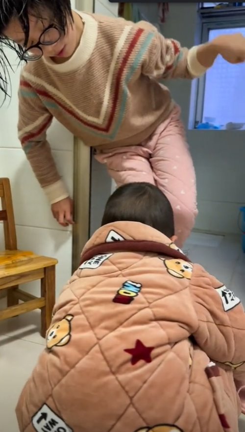 เด็ก 2 ขวบดูแลแม่พิการ