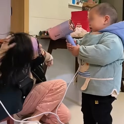 เด็ก 2 ขวบดูแลแม่พิการ