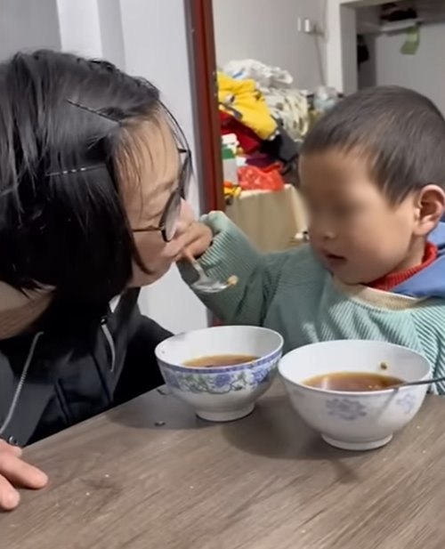 เด็ก 2 ขวบดูแลแม่พิการ