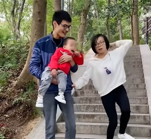 เด็ก 2 ขวบดูแลแม่พิการ