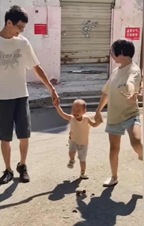 เด็ก 2 ขวบดูแลแม่พิการ