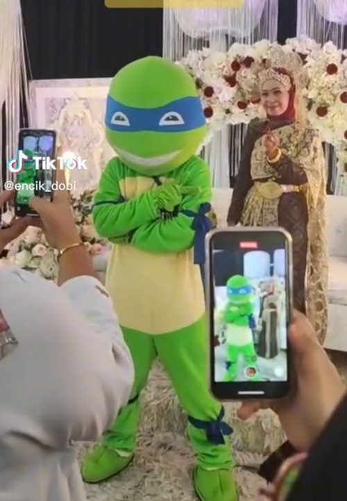 ใส่ชุดนินจาเต่า ไปงานแต่งแฟนเก่า