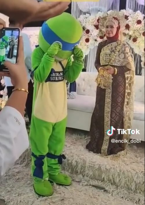 ใส่ชุดนินจาเต่า ไปงานแต่งแฟนเก่า