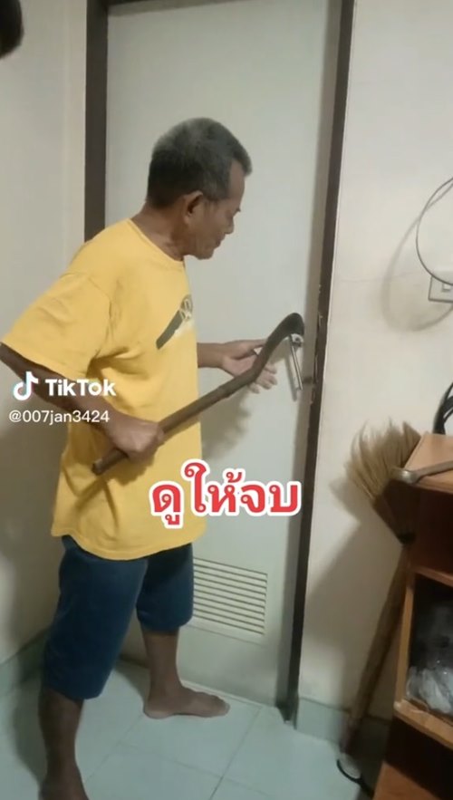 พังประตูห้องน้ำช่วยหลาน