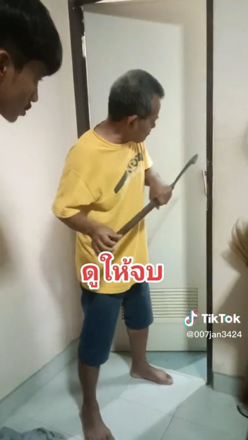 พังประตูห้องน้ำช่วยหลาน