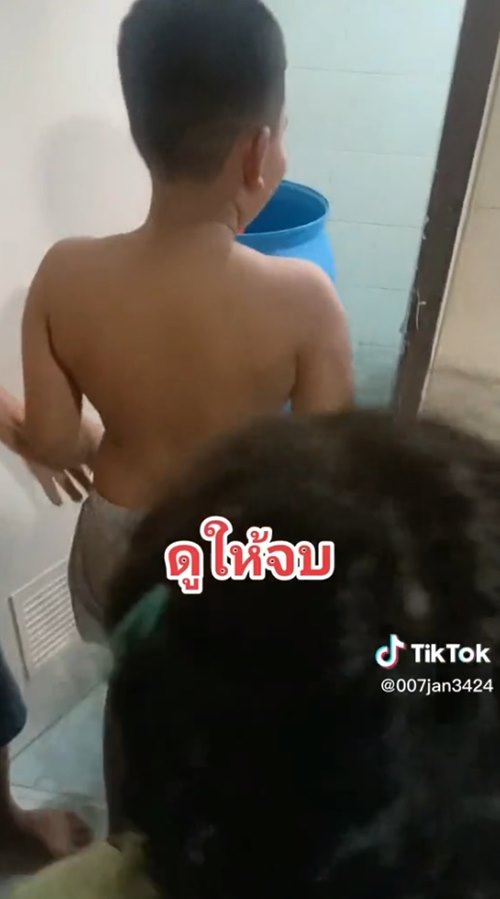 พังประตูห้องน้ำช่วยหลาน