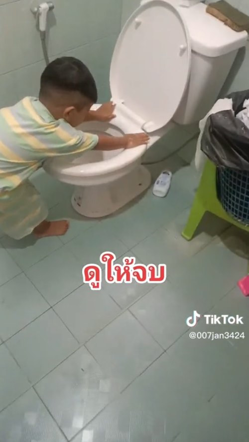 พังประตูห้องน้ำช่วยหลาน