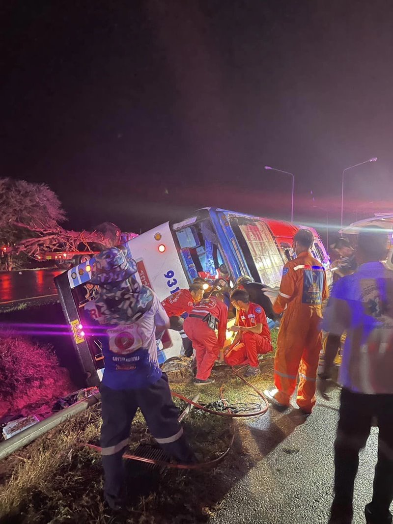 รถทัวร์ตกร่องถนน