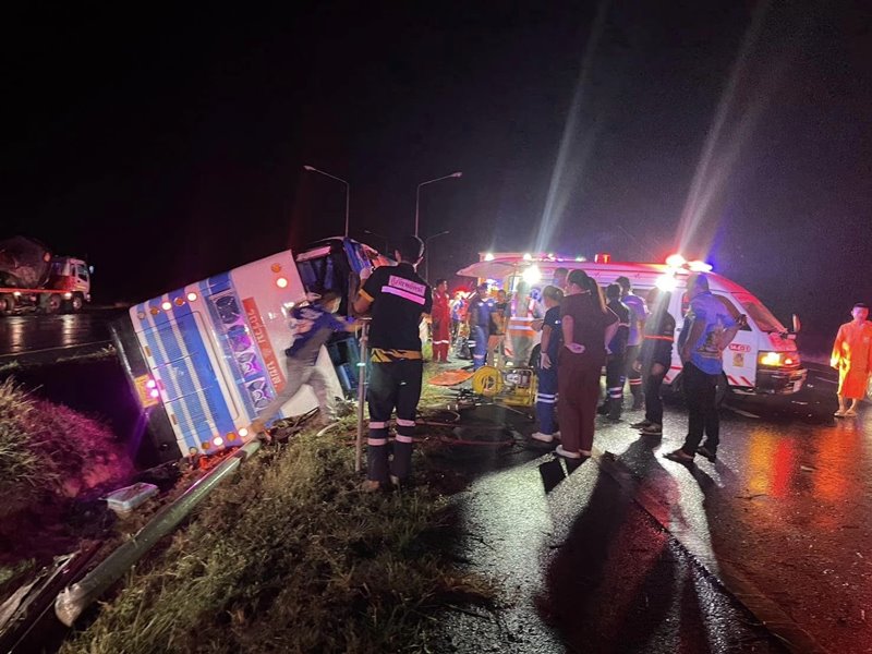 รถทัวร์ตกร่องถนน