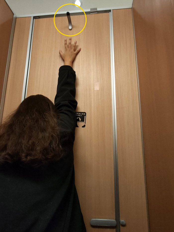 ตะขอหลังประตูห้องน้ำ