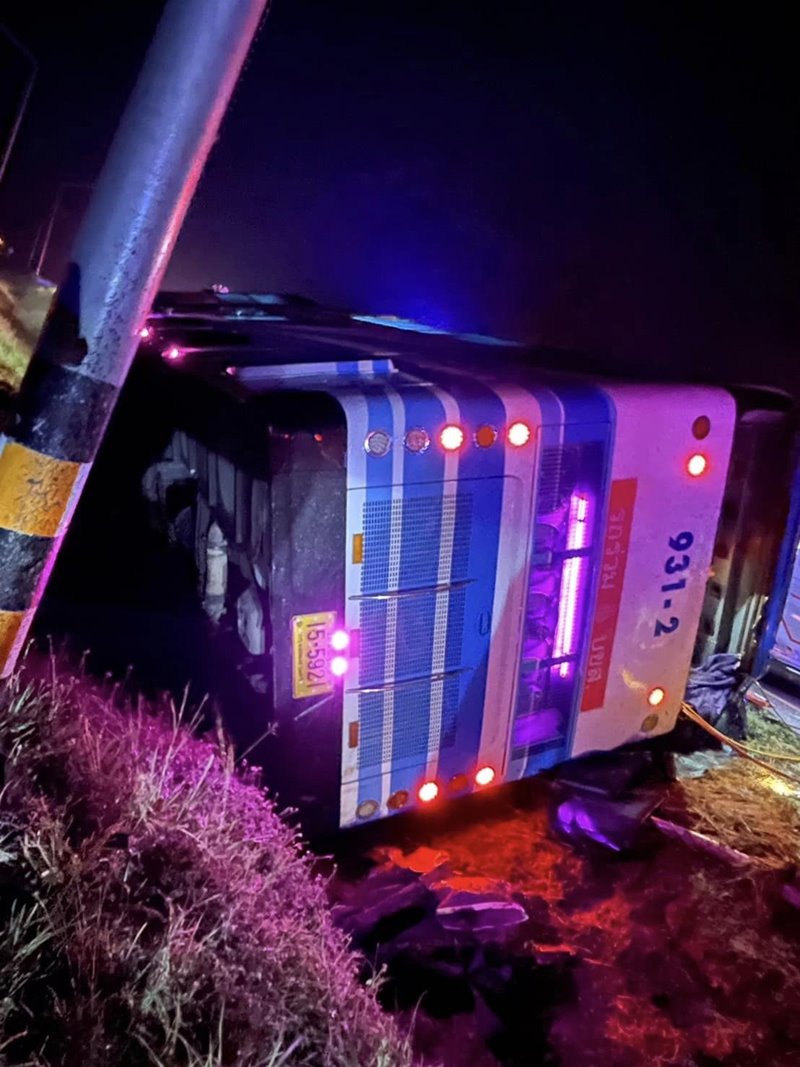 รถทัวร์ตกร่องถนน