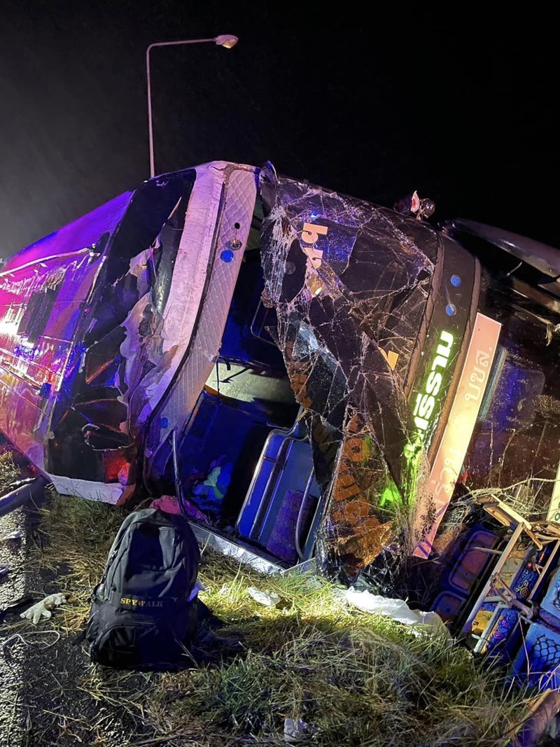 รถทัวร์ตกร่องถนน