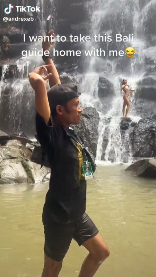 ไกด์ถ่ายรูปให้นักท่องเที่ยว