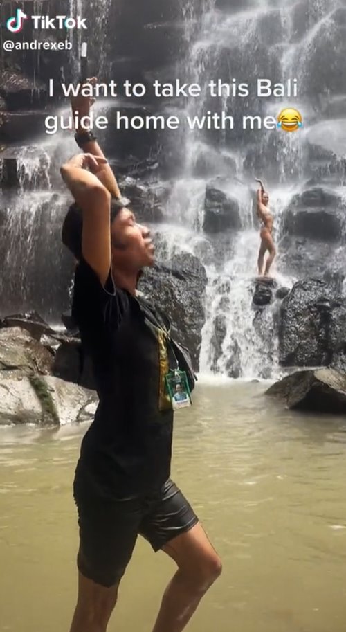 ไกด์ถ่ายรูปให้นักท่องเที่ยว