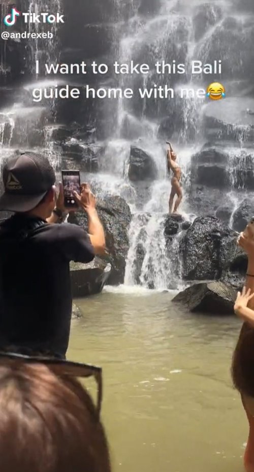 ไกด์ถ่ายรูปให้นักท่องเที่ยว