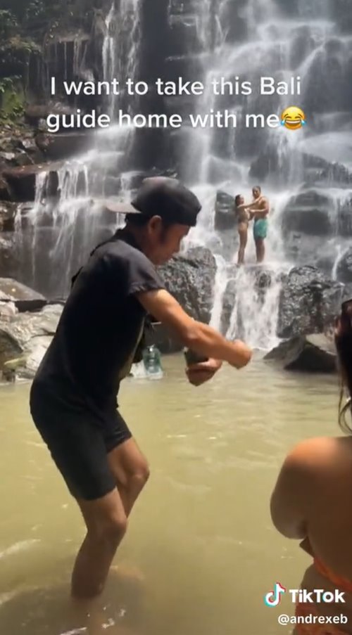 ไกด์ถ่ายรูปให้นักท่องเที่ยว