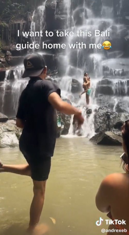 ไกด์ถ่ายรูปให้นักท่องเที่ยว