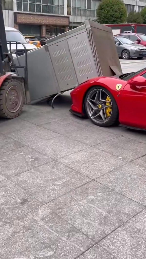 ตู้เหล็กทับเฟอร์รารี่