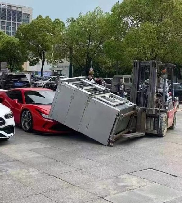 ตู้เหล็กทับเฟอร์รารี่