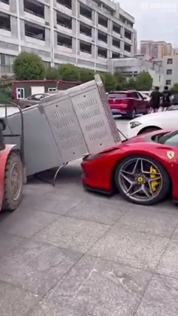 ตู้เหล็กทับเฟอร์รารี่