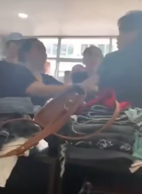 ตบกันที่โรงพัก