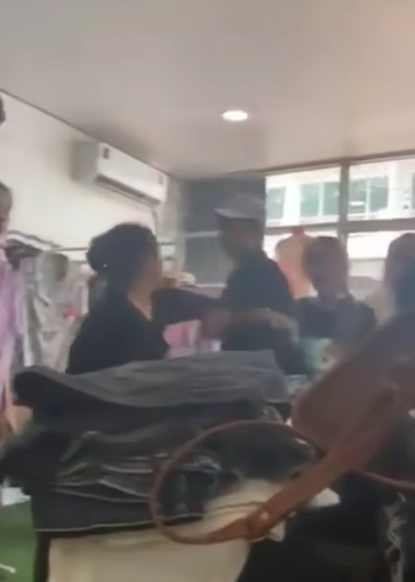 ตบกันที่โรงพัก