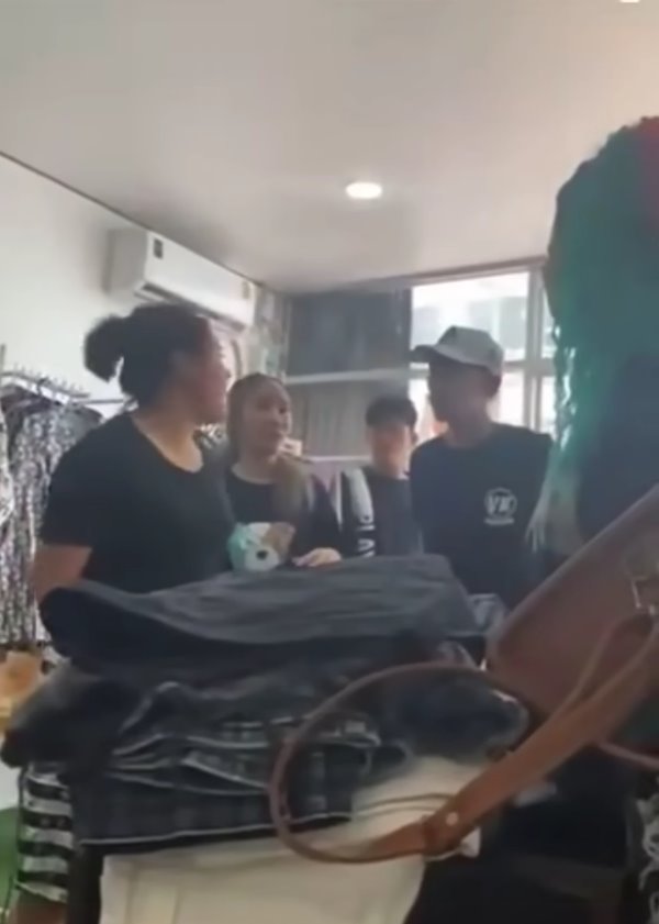 ตบกันที่โรงพัก