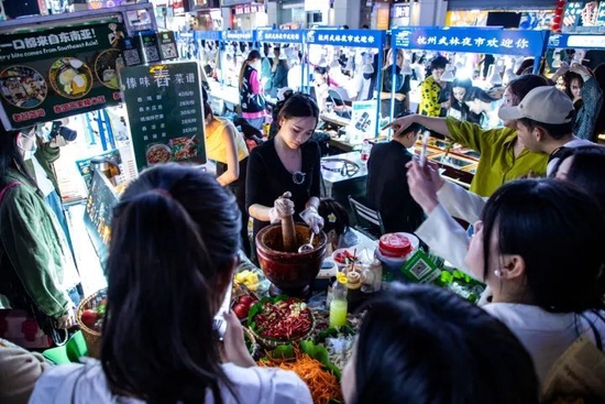 สาวจีนขายส้มตำ