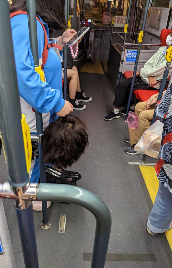 หิ้วหัวขึ้นรถเมล์