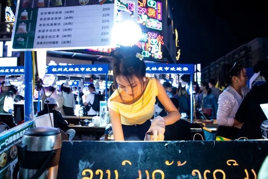 สาวจีนขายส้มตำ