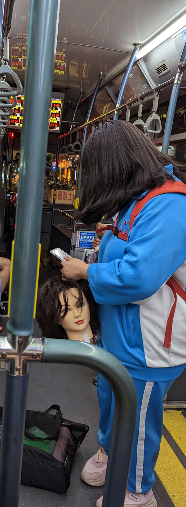 หิ้วหัวขึ้นรถเมล์