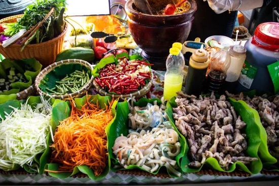 สาวจีนขายส้มตำ