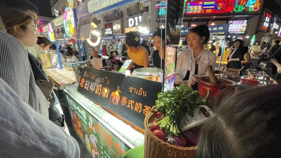 สาวจีนขายส้มตำ