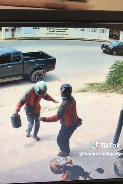 คลิปหนุ่มส่งพัสดุ