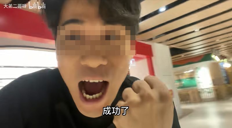 คู่แฝดสลับตัวกินบุฟเฟต์