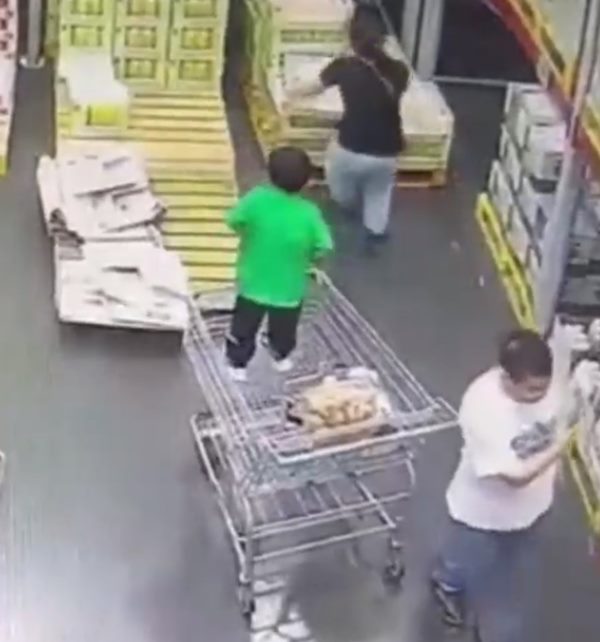 เด็กตกรถเข็นห้าง