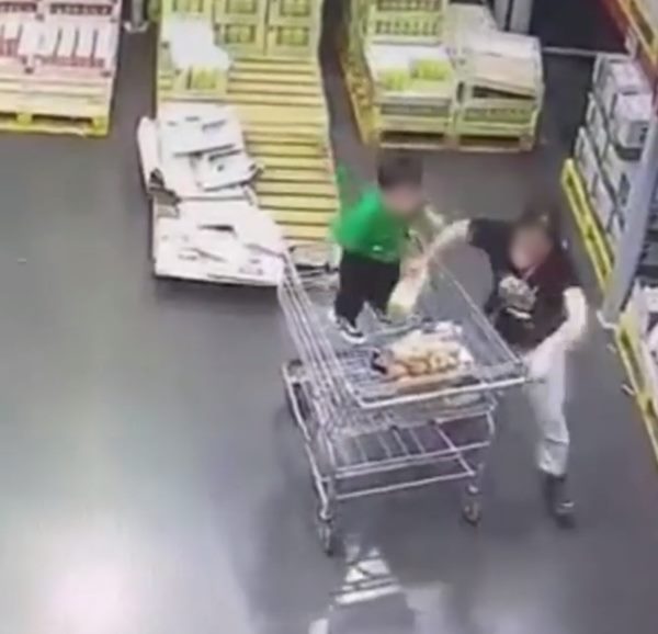 เด็กตกรถเข็นห้าง