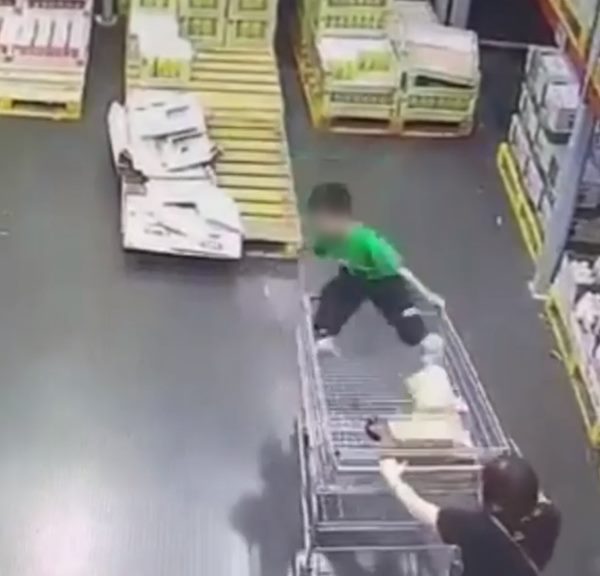 เด็กตกรถเข็นห้าง