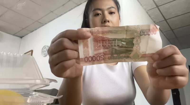 น้อง พุดทะสอน สาวลาวใต้