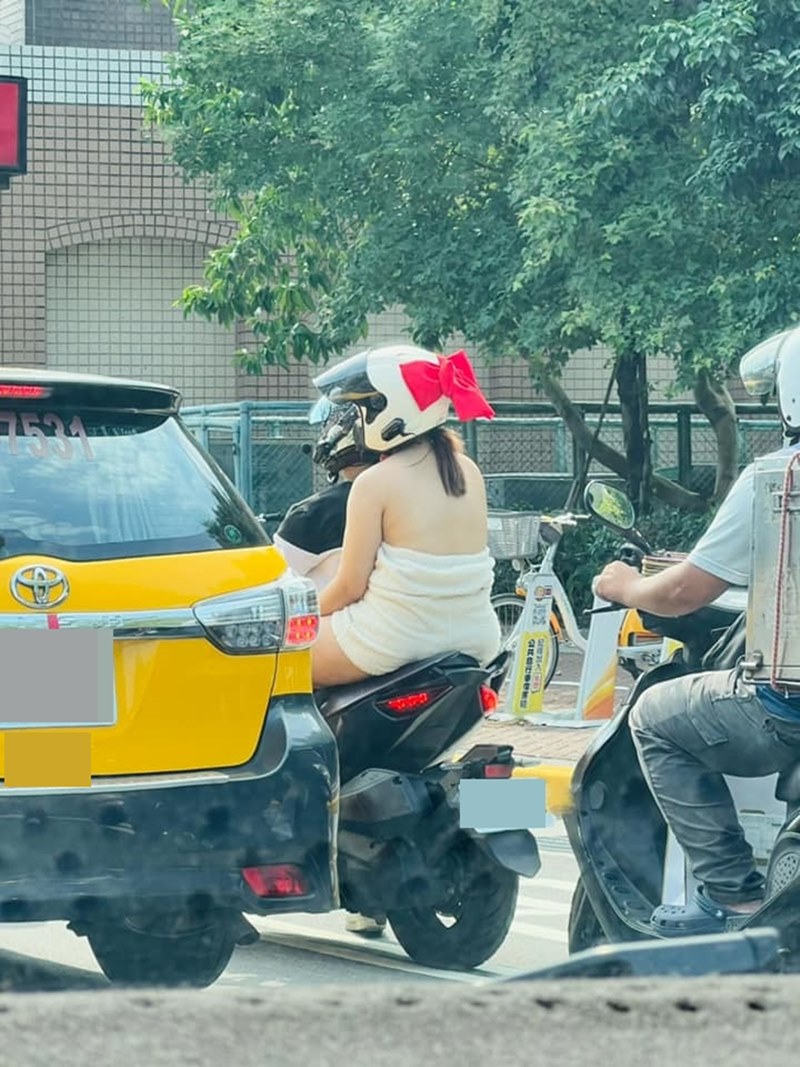 นุ่งผ้าขนหนูซ้อนมอเตอร์ไซค์