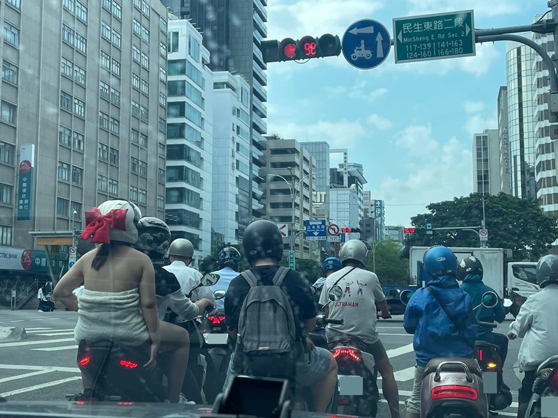 นุ่งผ้าขนหนูซ้อนมอเตอร์ไซค์