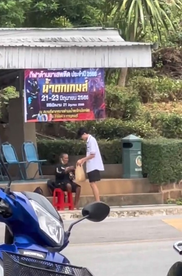 นักเรียนชายพายายข้ามถนน