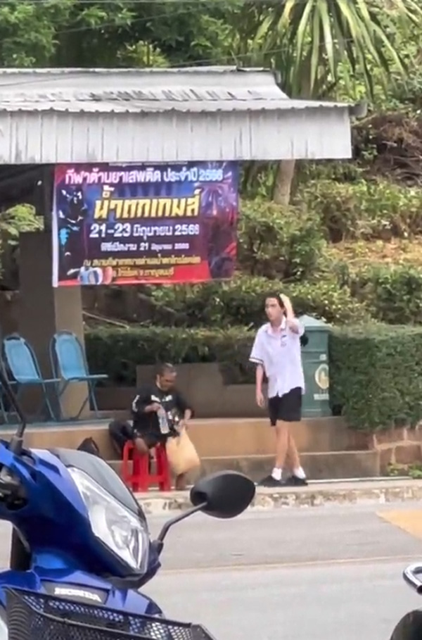 นักเรียนชายพายายข้ามถนน