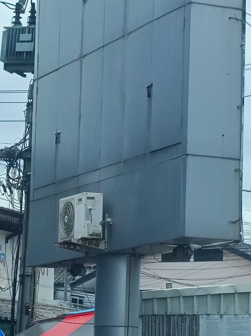 แอร์หลังป้ายโฆษณา