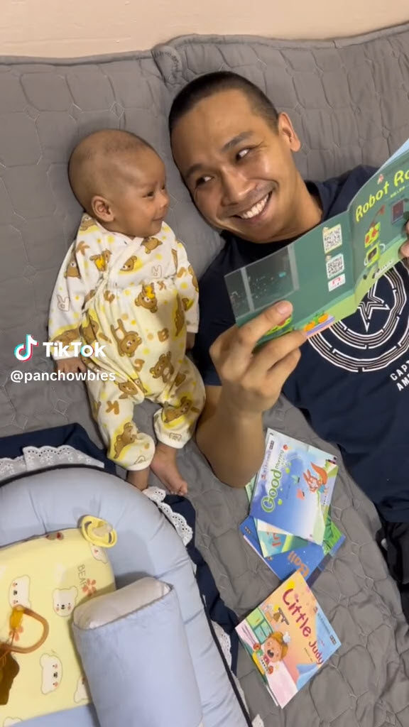 พ่อเล่านิทานให้ลูกฟัง