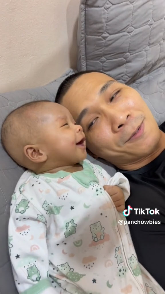 พ่อเล่านิทานให้ลูกฟัง