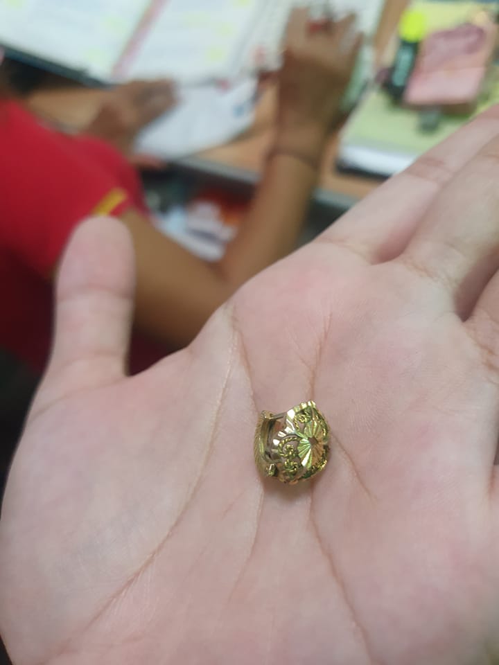 ต่างหูปริศนา