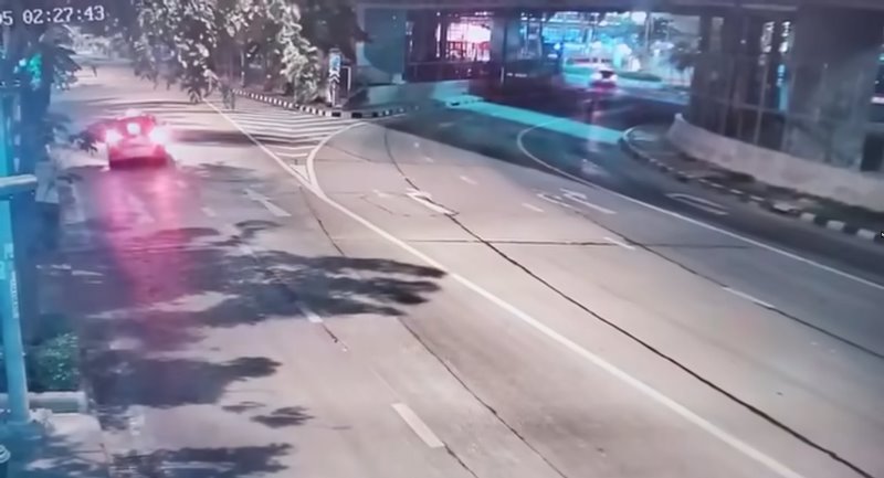 แท็กซี่ชนตำรวจ