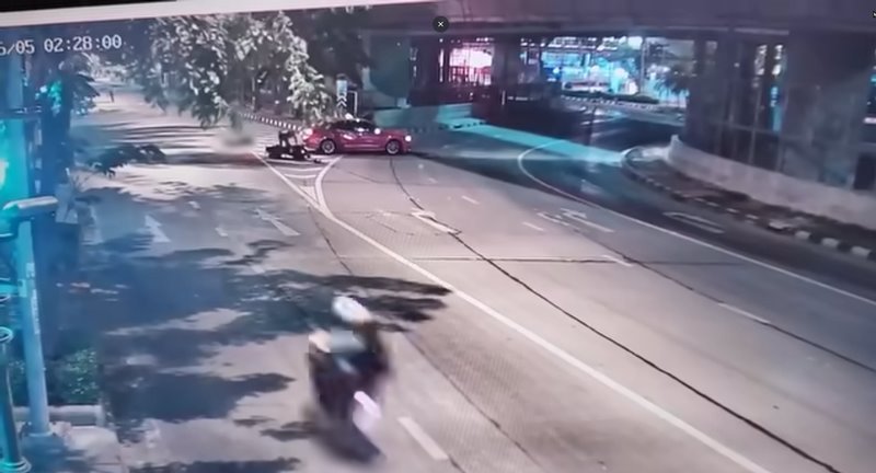 แท็กซี่ชนตำรวจ