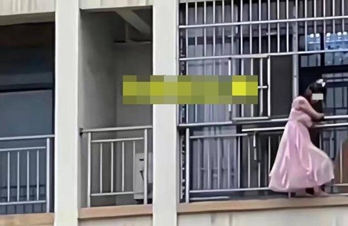 ชู้ปีนระเบียง